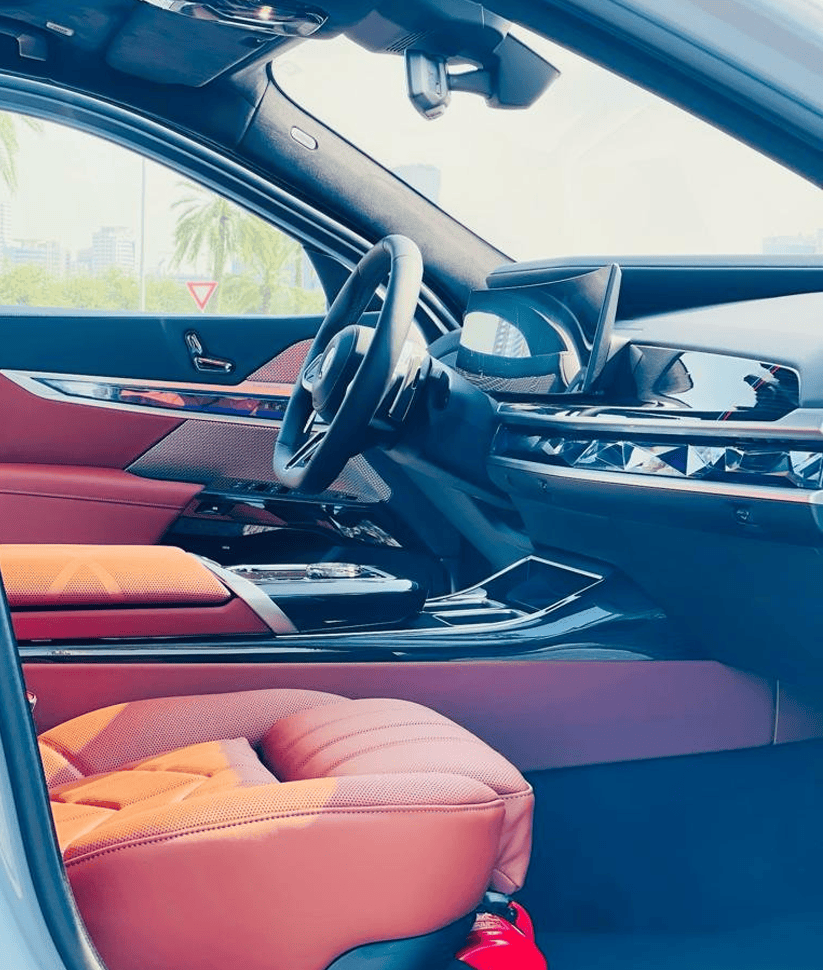 BMW 735i 2024 with Driver thumbnail 11