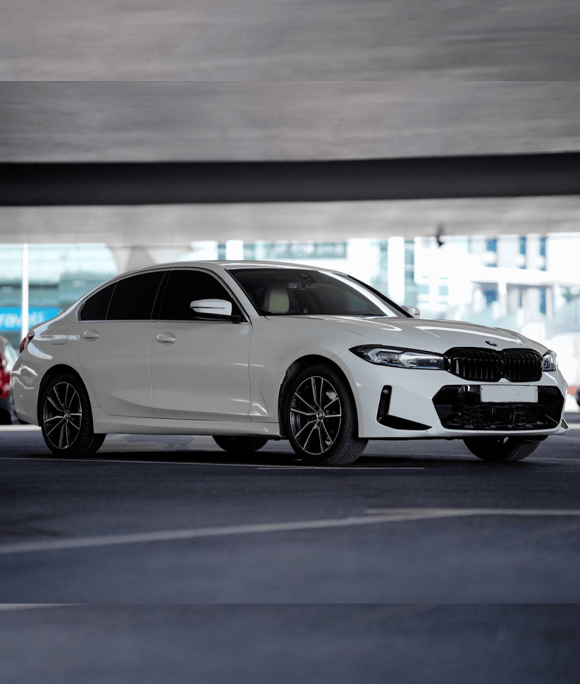 BMW 330i 2023 thumbnail 4