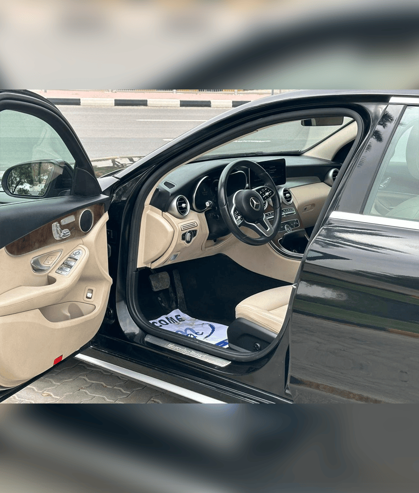 Mercedes Benz C300 2023 thumbnail 2